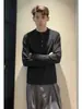 Camiseta de Manga Larga con Cuello Henley de Textura Rayada Vertical Estilo Old Money para Hombre Temporada Primavera Otoño Ligeramente Maduro Holgada Sensación de Alta Gama Top Base