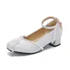 Zapatos de estilo nacional Pearl 28wish para comercio exterior, traje Tang, cheongsam, bordado, 43, zapatos de capa única, nuevos zapatos de tacón medio 2024 con botones gruesos para mujer
