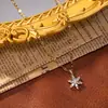Collar con Colgante de Flor Moda Estilo Ins Europeo y Americano con Pedrería, Color Dorado, Cadena Clavicular Versátil de Circonita de Gama Alta para Mujeres
