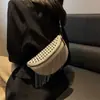 Riñonera Punk de Industria Pesada con Remaches y Borlas para Mujer 2026 Otoño/Invierno Nuevo Estilo Coreano Correa Ancha Texturizada Bolso Cruzado de Hombro