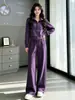 Conjunto de roupas esportivas casuais de alta qualidade em roxo para mulheres, apresentando um moletom com capuz moderno, de corte justo e que valoriza a silhueta, e calças de perna larga, perfeitos para o outono