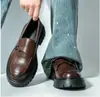 Nuevos mocasines para hombre estilo británico, zapatos formales de negocios brillantes sin cordones con suelas gruesas y aumento de altura, zapatos casuales de piel