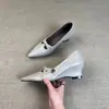 Zapatos de mujer de piel de oveja súper suaves con punta fina estilo francés, modelo nuevo 2026, tacón de cuña, corte bajo, tacones altos versátiles y elegantes para el lugar de trabajo y para ir al trabajo