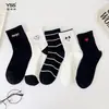 Calcetines para niñas Yishuangshuang, nuevos calcetines de otoño e invierno con forma de corazón de dibujos animados hasta la mitad de la pantorrilla, algodón peinado, calcetines estilo Miu con letras y caras sonrientes para estudiantes