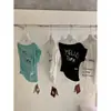 Wgwe2026 Camiseta de Verano Estilo Coreano con Estampado de Letras, Corte Ajustado, Hombro Asimétrico, Diseño Retorcido, Manga Corta para Mujer W9135