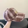 Gorra de Béisbol Ins a Cuadros Estilo Coreano con Bloques de Color Bordada para Mujer, Profundizada y Ensanchada para Hacer que la Cara Parezca Más Pequeña, Gorra Retro de Pico de Pato Streetwear para Parejas