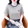 Nueva Camiseta de Manga Corta a Rayas de Verano 2025 para Mujer, Top con Diseño Bordado, Holgada, Cuello Redondo, Moderna Camiseta con Hombro Derecho
