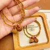 Pulseira de madeira de pêssego com nó de bambu para homens e mulheres, simbolizando progresso contínuo e boa sorte, com caroço de pêssego, caractere da fortuna e receptáculo de lótus, em um novo estilo chinês