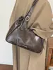 Bolsa de ombro vintage transfronteiriça da moda em couro envernizado para mulheres, decorada com rebites e argolas de metal, bolsa tote de ombro de grande capacidade