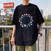 Camiseta Preta de Seda de Gelo com Estampa de Letras Estilo Hong Kong Unissex Gola Redonda Manga Curta Tendência Versátil Casual Caimento Solto