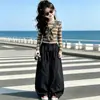Conjunto de Niña Primavera/Otoño 2026 Estilo Nuevo Chal Rayado de Colores para Niños Ropa de Otoño Pantalones de Pierna Ancha para Niños Grandes Ropa Casual