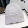 Nuevo gorro de punto para otoño e invierno para mujer, forrado de polar y engrosado, gorro versátil para circunferencia de cabeza grande, sombrero cálido y protector de orejas para clima frío