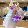 Llavero de taza de té de leche arcoíris nuevo y creativo y botella de arena líquida, lindo accesorio para bolso, exquisito llavero para coche