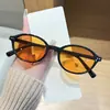 Nuevas Gafas de Sol de Moda Estilo Coreano con Montura Ovalada y Tachuelas Metálicas, Versátiles de Moda Unisex, Gafas Retro Ojo de Gato al por Mayor