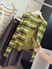 Conjunto de dos piezas de cárdigan de punto largo a rayas estilo coreano + top tipo camisola para otoño, atuendo versátil y favorecedor
