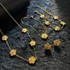 Conjunto de Collar de Acero de Titanio con Trébol de Cinco Hojas de Moda Europea y Americana para Mujer, Cadena para Clavícula con Colgante de Flor de Ciruelo de Nicho, Elegante Cadena para el Cuello con Flor de Cinco Hojas