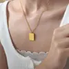 Estilo francés único rostro tallado cuadrado colgante joyería diseño simple elegante todo-partido acero de titanio chapado en oro collar