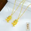 Accesorios Dorados Arena Ojos Verdes Cepillados, Colgante de Gato Hip-Hop Juguetón Chapado en Cobre Dorado, Versátil, Lujo Ligero, Exquisito