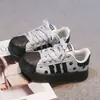 Tênis infantis com biqueira de concha e solas macias, novo modelo de outono para crianças, sapatos casuais versáteis estilo coreano para meninos mais velhos