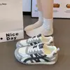 Tênis casuais respiráveis de malha versáteis estilo alemão 2026 moda feminina com cadarço sola grossa novo modelo