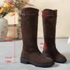 Botas altas de caña larga con hebilla de cinturón vintage talla grande, nuevo modelo otoño 2026, botas ajustadas de tubo alto con punta redonda de gamuza talla grande para mujer