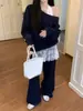Foto real do conjunto de três peças para mulheres 18408, composto por camisa de renda com decote V para tamanhos grandes para primavera e outono, moletom azul marinho com gola inclinada e calça casual estilosa.