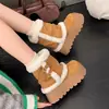 Botas de neve peludas com sola grossa e que aumentam a altura para mulheres, novo estilo de inverno 2026, versáteis, adequadas para mulheres baixinhas, forradas com fleece, quentes, botas curtas de algodão