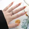 Anel Aberto com Design de Nicho Interessante Feito de Aço Inoxidável, Anel para Dedo Indicador com um Toque de Luxo Leve, Moderno e Fashion, Acessório Versátil Estilo Coreano