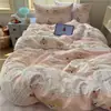 Lindo juego de ropa de cama de cuatro piezas de algodón con estampado de dibujos animados estilo INS, juego de tres piezas de algodón puro estampado para dormitorio de estudiante, sábana, funda de edredón, ropa de cama
