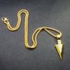 Accesorios al por mayor, collar con colgante de flecha retro de aleación con punta de lanza triangular con personalidad europea y americana para hombre, diseño con sentido