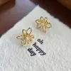 Brincos de Pérola Florais Estilo Francês, Design de Nicho, Brincos Texturizados, Luxo Leve, Sensação de Alto Padrão, Brincos de Argola Aberta