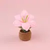 Plantas de lirio en maceta de punto de ganchillo hechas a mano, flores artificiales tejidas, adornos de flores de hilo al por mayor