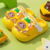 Nuevas pantuflas cerradas luminosas Coolomi para niñas, zuecos de verano para niños, sandalias suaves antideslizantes para bebés que se iluminan