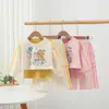 Traje Casual de Primavera para Niñas 2026 Nuevo Conjunto de Tres Piezas con Sudadera con Capucha de Dibujos Animados, Chaleco y Pantalones Cargo de Pierna Ancha