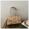 Bolsa tote com tachas de moda transfronteiriça para mulheres 2026 nova bolsa vintage de ombro bolsa de mão de grande capacidade bolsa de ombro transversal