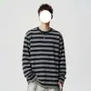 Camiseta de manga larga a rayas para hombre, estilo americano, corte relajado, adecuada para primavera y otoño, con cuello redondo holgado y un moderno diseño color block para un look casual.