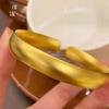 Loja de ouro mesmo estilo estilo antigo anel de ouro areia pulseira aberta pulseira de ouro senso de design feminino Leve luxo face larga para namorada
