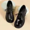 Sapatos femininos de couro macio com salto baixo para primavera e outono, sapatos rasos de verniz em estilo britânico, versáteis com solas macias, confortáveis para primavera e outono