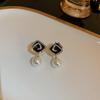 Pendientes de plata S925 con diseño de nicho de alta gama, ligeros, de estilo japonés y coreano, nuevos y elegantes pendientes geométricos de perlas de celebridades de Internet.