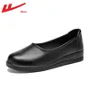 Zapatos de trabajo de cuero para mujer sin cordones con suelas suaves que no cansan los pies, adecuados para madres, zapatos negros profesionales para oficina