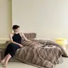 Estilo de Lujo Ligero de Gama Alta Pelo de Conejo Cepillado Totalmente Mate Terciopelo de Leche Invierno Espesado Cálido Juego de Ropa de Cama de Cuatro Piezas