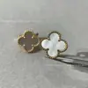 Nuevo Modelo de Exquisitos Pendientes de Trébol de Cuatro Hojas, Versión de Alta Gama con Oro V, Aguja de Plata 925, Chapados en Oro de 18 Quilates, Concha Blanca, Pendientes Completamente Incrustados con Diamantes para Mujer