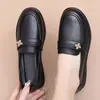Sapatos quentinhos de couro sintético de inverno para mães, adequados para pessoas de meia-idade e idosos, confortáveis para uso externo, antiderrapantes, com sola macia, mocassins impermeáveis para o trabalho.