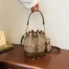 Suministro Directo de Fábrica Gafas de Lectura Bolsa Cubo de Agua Cierre de Cordón Colgante de Osito Pequeño Bolso de Mano Bolso Versátil para Hombro Bolso Cruzado Bolso de Mujer Venta al por Mayor