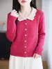 Cardigã de tricô em retalhos estilo francês com acabamento em renda, uma peça de outer wear elegante e delicada, uma vestimenta feminina versátil e estilosa para primavera e outono