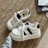 Tênis originais de sola grossa estilo coreano, novos sapatos brancos versáteis de outono 2026, tênis casuais de nicho da moda para estudantes