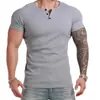 Camisa Henley Estilo Americano Manga Curta Masculina Legging Gola Redonda Fitness Casual Secagem Rápida Cor Sólida Elástica Ajustada na Medida Camiseta de Base Camiseta