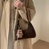 Bolsa de Mão Casual com Design de Nicho para Mulheres 2025 Inverno Nova Retrô Estilosa para o Dia a Dia Ombro Transversal