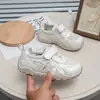 Zapatillas blancas con suelas suaves, transpirables, ligeras, zapatos casuales para estudiantes, zapatillas deportivas de malla para niñas, zapatos antideslizantes de primavera y otoño para niños