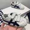 24 Novos Modelos de Primavera e Verão de Sapatos Infantis Forrest Gump, Sapatos de Bebê de Couro Genuíno com Solado Macio, Tênis Esportivos Versáteis para Meninos e Meninas, Tênis